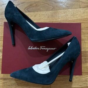 NIB Ferragamo Calf Suede Green Pumps Heels 10.5